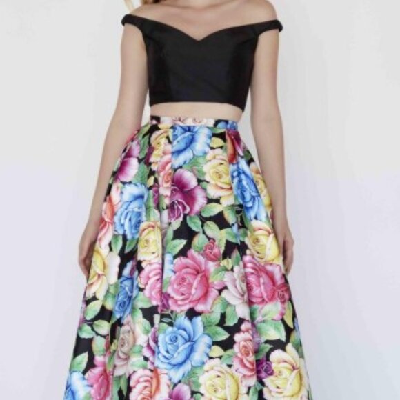 Two-piece gown - Picture 1 of 1